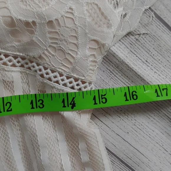 TOBI WHITE AND CREAM LACE MINI DRESS PLUNGE NECKLINE - Picture 9 of 10